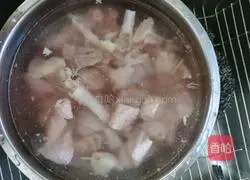 Illustration of how to make fried chicken in sauce 1