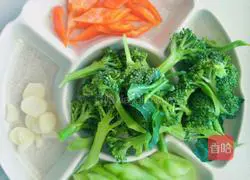 Illustration of how to make fried broccoli with shrimp balls 4