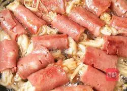 Illustration of how to make bacon-wrapped enoki mushrooms 10