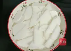 Illustration of how to make fried beef with celery and radish 1