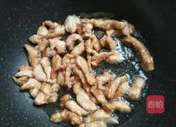 Illustration of how to make fried shredded pork with wild rice 4