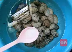 Illustration of how to make stir-fried loofah with flower armor 1