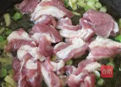 Illustration of how to stir-fry pork ribs and garlic sprouts 7