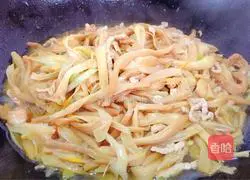 Illustration of how to make fried shredded pork with day lily 11