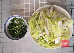 Here are the recipes for making fried chive eggs that are both beautiful and delicious 1