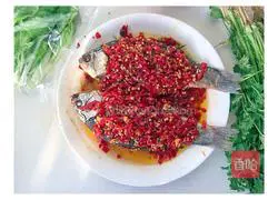Illustration of how to make crucian carp with chopped pepper 5