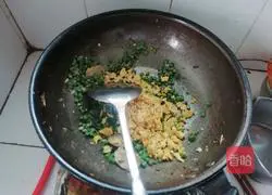 Illustration of how to make fried beans and eggs 9