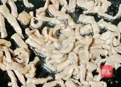 Illustration of how to stir-fry shredded pork with colored peppers 12