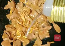 How to stir-fry pork tongue with lettuce Illustration 10