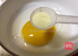 Illustration of how to bake goose eggs with chun buds 6