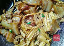 Illustration of how to make braised pork with yuba 15