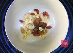 Illustration of how to stew pork with longan, wolfberry and American ginseng 1