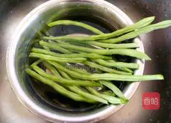 Illustration of how to make stir-fried shredded pork with green beans 1