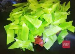 Illustration of how to make fried sausage with green bamboo shoots 8