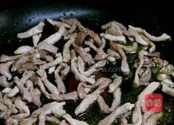 Illustration of how to make shredded pork and stir-fried leeks 4