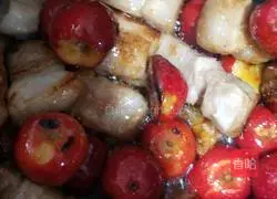 Illustration of how to make hawthorn braised pork 3