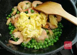 Illustration of how to make shrimps, eggs and fried peas 12