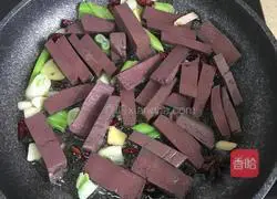Illustration of how to make spicy fried lamb blood 6