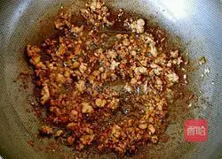 Illustration of how to make meat vermicelli 6