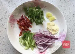 Illustration of how to make spicy fried yellow clams 4