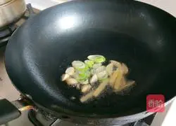 Illustration of how to make scrambled eggs with shredded peppers 6