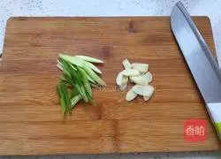 Illustration of how to stir-fry shredded pork with chives 3