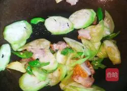 Illustration of how to stir-fry pork with horned melon 5