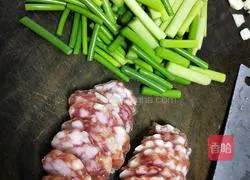 Illustration of how to make fried sausage with garlic 3