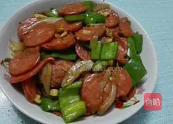 Illustration of how to make fried sausage with green pepper 7