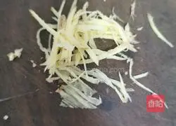 Illustration of how to make shredded pork with Beijing sauce 5