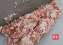 Simple Illustration of how to make steamed eggs with meat and rice 1