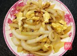 Illustration of how to make scrambled eggs with onions 6