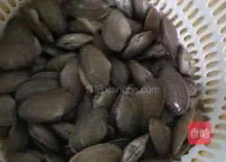 Illustration of how to cook sea melon seeds 1