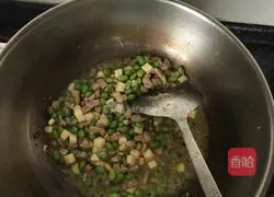 Illustration of how to stir-fry edamame with diced meat 7