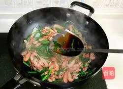 Illustration of how to make stir-fried river shrimp with leeks 8