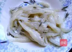 Illustration of how to make dry fried whitebait 1