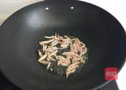 Illustration of how to stir-fry shredded pork with chives 4
