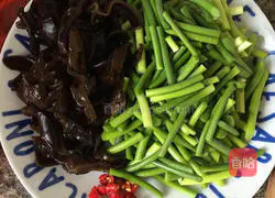 Illustration of how to stir-fry fungus with garlic moss 2