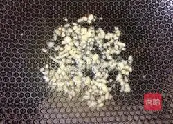 Illustration of how to make fried beef with onions 2