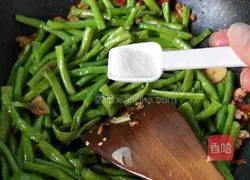 Illustration of how to make stir-fried beans 11
