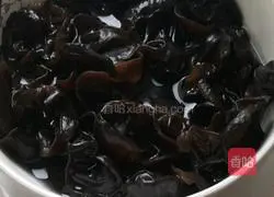 Illustration of how to make love pig's trotter soup 3