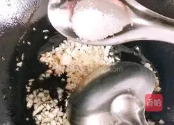 Illustration of how to steam enoki mushrooms with garlic 5