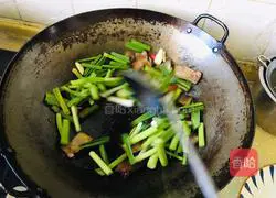 Illustration of how to stir-fry bacon with green garlic 3