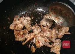 Illustration of how to make soy sauce chicken fork 4