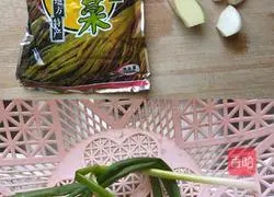 Illustration of how to cook river clams with pickled vegetables 2