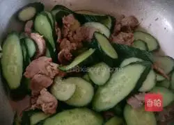 Illustration of how to make cucumber and fried meat 5
