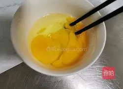 Illustration of how to make scrambled eggs with acacia flowers 3