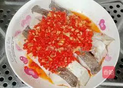 Illustration of how to steam fish belly with chopped pepper 11