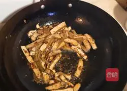 Illustration of how to stir-fry celery and dried tofu 4