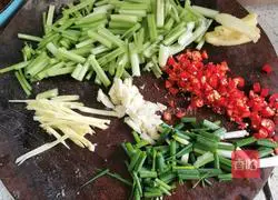 Illustration of how to cook beef and celery 2